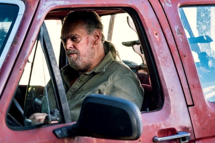 Il perfido Jody Jody guarda qualcosa dal suo furgone in Preacher 3