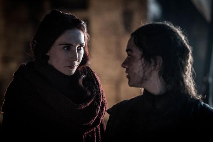 Maisie Williams: Jon non ha aiutato Arya a uccidere il Re della Notte Carice van Houten e Maisie Williams in Game of Thrones 8x03