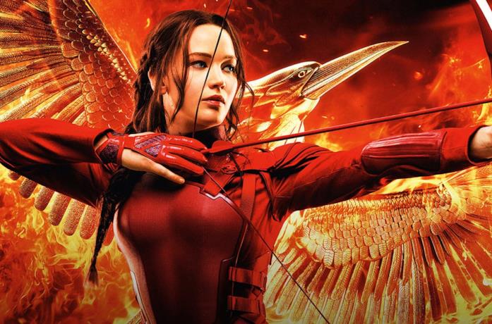 Hunger Games Katniss impugna arco e frecce su sfondo rosso