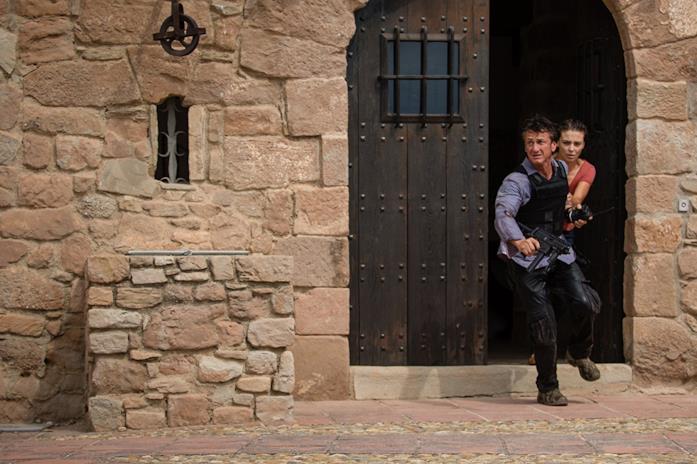 Una scena di The Gunman Sean Penn e Jasmine Trinca
