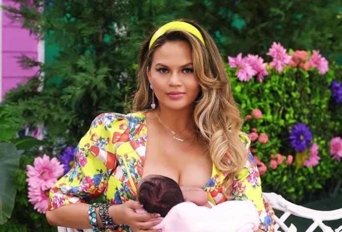 Chrissy Teigen e Kim Kardashian sono nel nuovo video di Fergie Chrissy Teigen intenta ad allattare