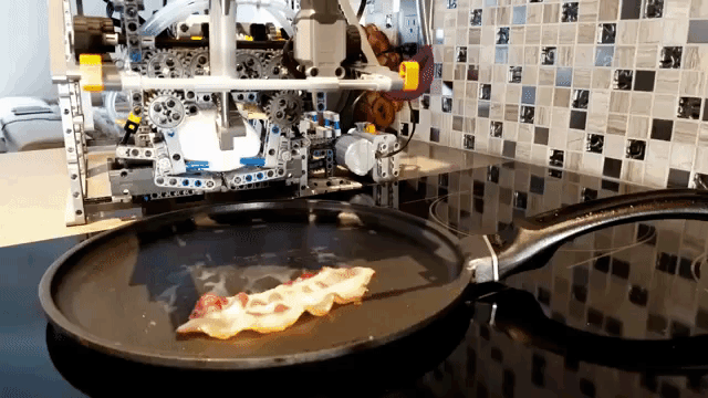 Questa macchina costruita con i LEGO è capace di cucinare e servire la colazione