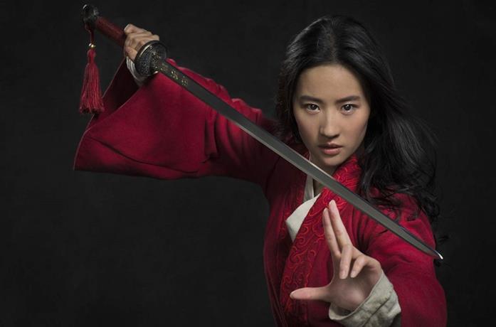 Yifei Liu nell'immagine promozionale di Mulan