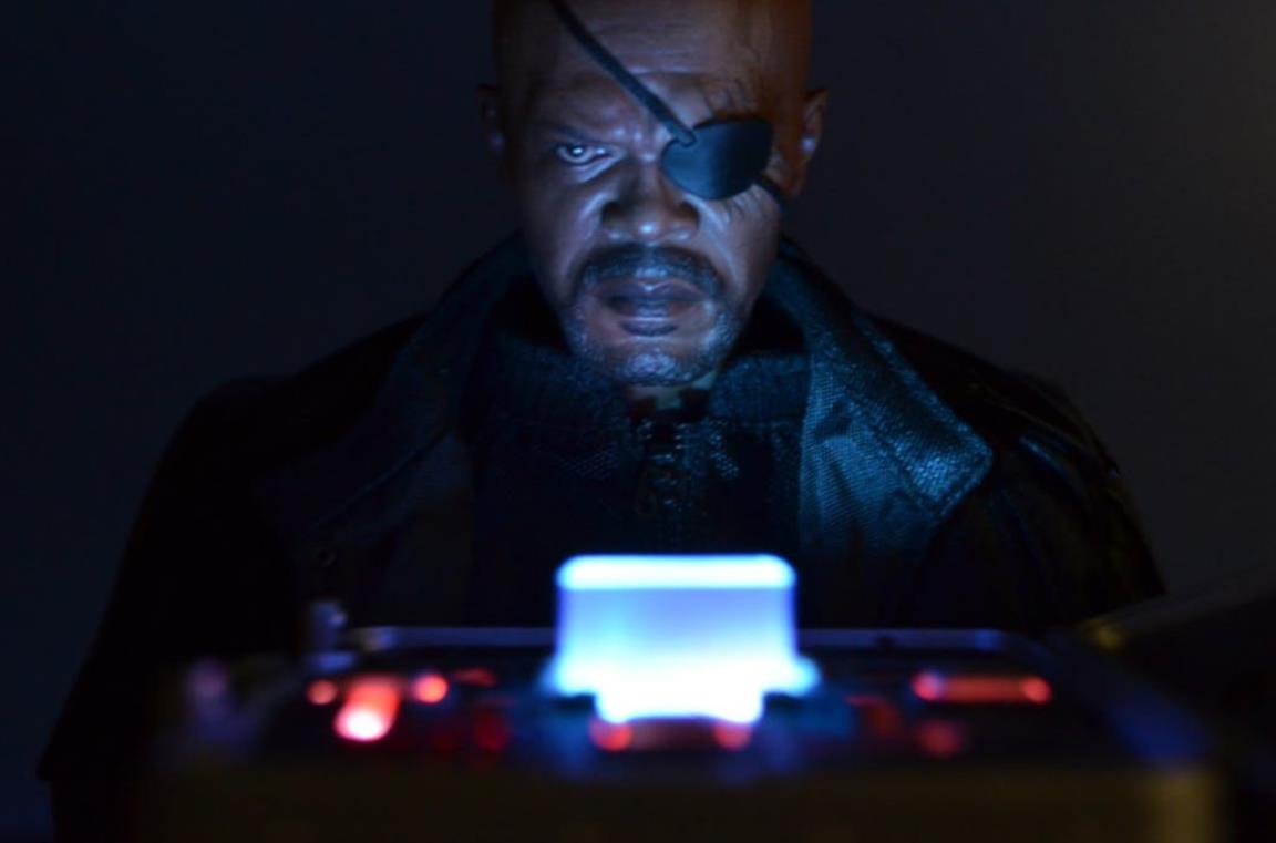 Samuel L. Jackson osserva il case del Tesseract in una scena di The Avengers