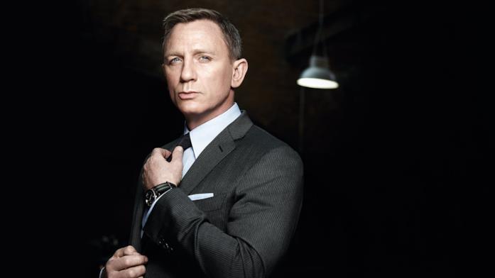 Daniel Craig è Bond James si sistema la cravatta