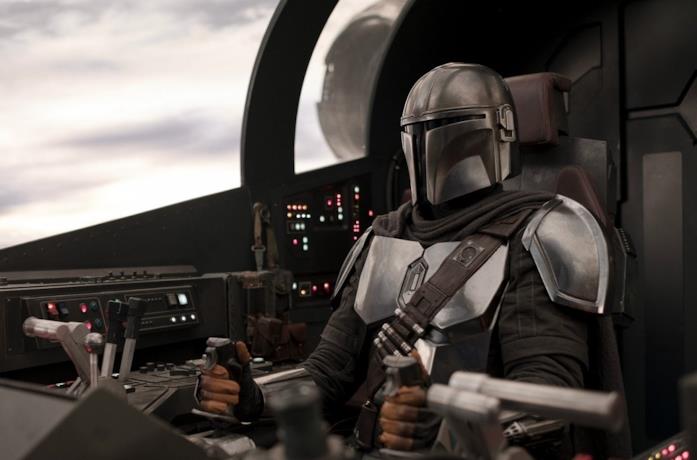 Pedro Pascal sul Razor Crest in una scena della serie The Mandalorian