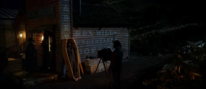 The Harder They Fall: le easter egg raccontate dal regista Un uomo scatta una fotografia