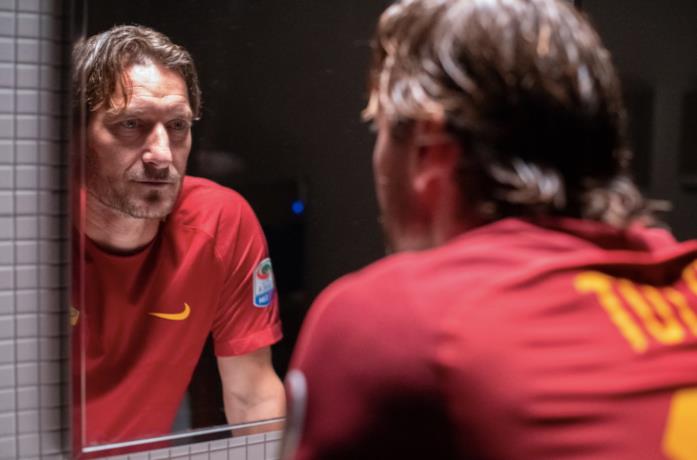 Francesco Totti si guarda allo specchio