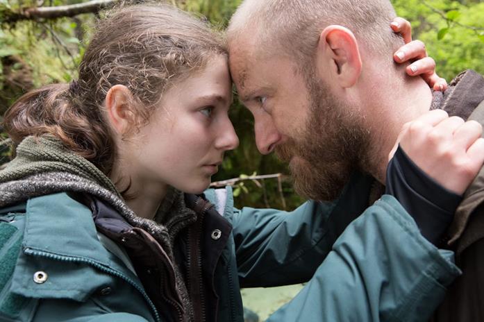 Senza lasciare traccia: la storia vera dietro il film di Debra Granik Thomasin McKenzie e Ben Foster in una scena del film Senza lasciare traccia