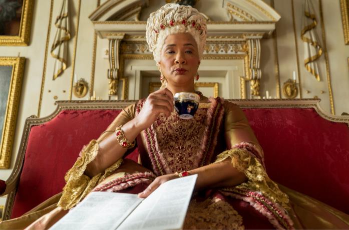 La regina Charlotte legge gli ultimi gossip e beve il té