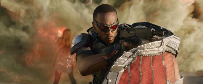 Falcon che combatte al fianco di Scarlet Witch Anthony Mackie nei panni di Sam Wilson/Falcon in Avengers: Infinity War