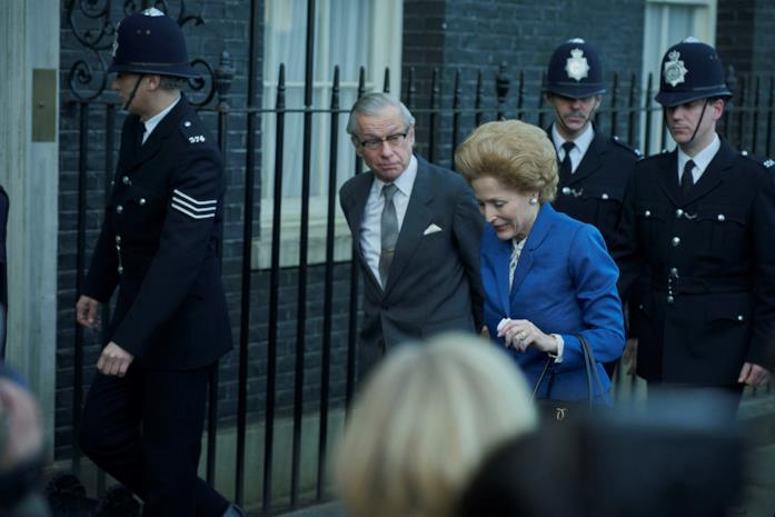 The Crown La Thatcher che cammina