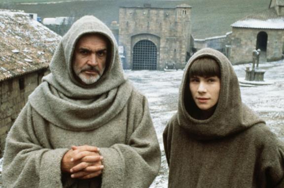Il nome della rosa: le differenze tra il libro e il film con Sean Connery