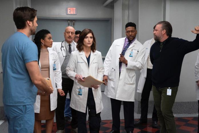 Il cast di New Amsterdam in una scena della serie