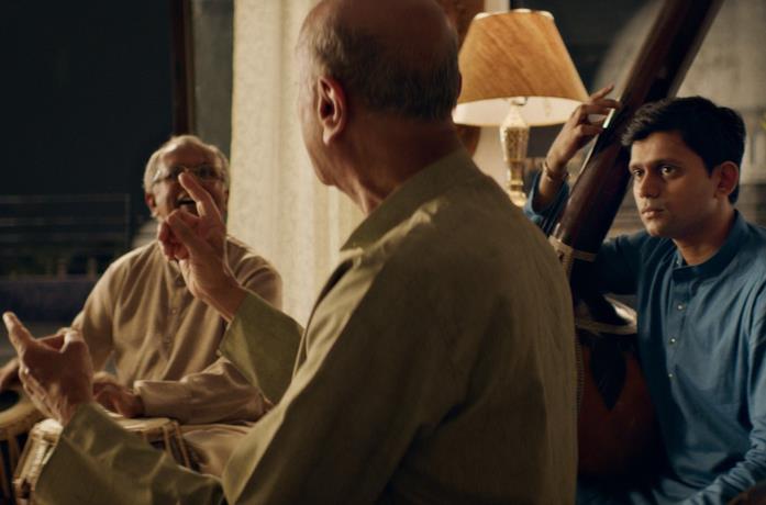 Aditya Modak in una scena del film The Disciple