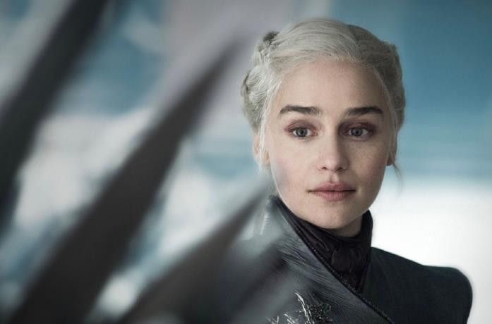 Daenerys guarda il Trono di Spade