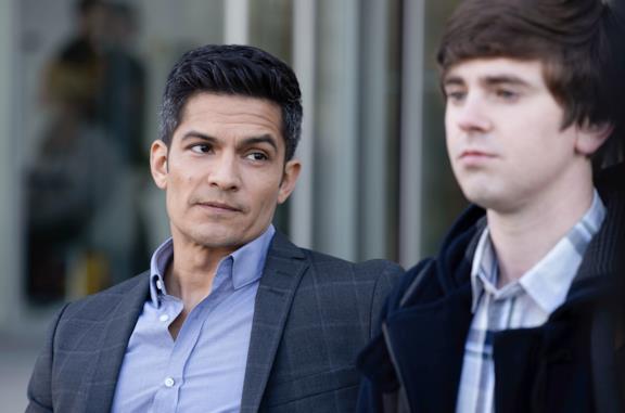 Nicholas Gonzales e Freddie Highmore in una scena di The Good Doctor