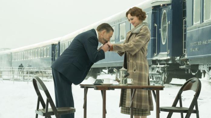 Kenneth Branagh fa il baciamano a Daisy Ridley Poirot bacia la mano della giovane Mary Abbott