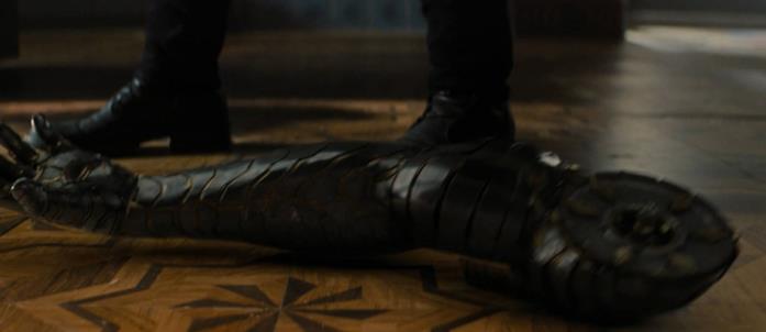 The Falcon and the Winter Soldier - il braccio Il braccio scollegato di Bucky cade a terra