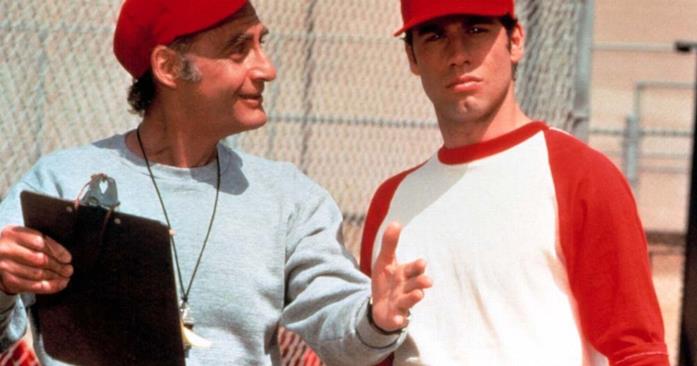 Coach Calhoun - Grease Coach Calhoun in una scena con Danny Zuko