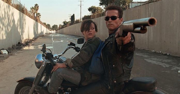 Arnold Schwarzenegger ed Edward Furlong in una scena del film