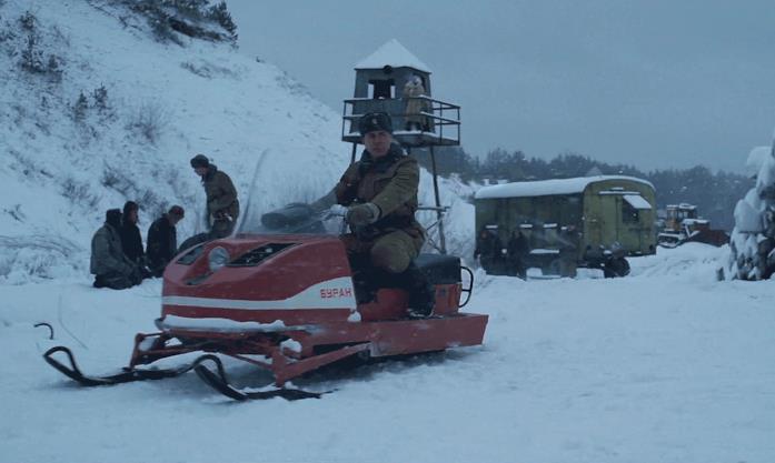 militare russo sulla motoslitta nel trailer di Stranger Things 4 militare russo sulla motoslitta nel trailer di Stranger Things 4