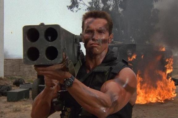 Arnold Schwarzenegger in una scena di Commando