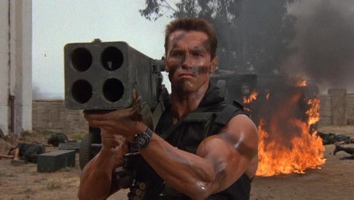 Arnold Schwarzenegger in una scena di Commando