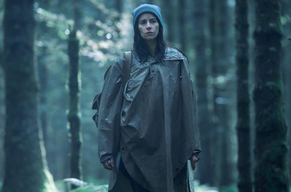 La protagonista di Black Spot nella foresta di Villefranche
