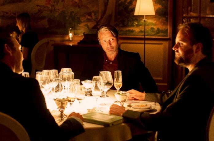 Mads Mikkelsen con gli altri protagonisti a cena