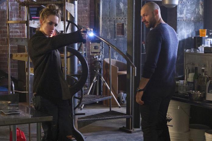 Dutch e Goodweather si ritrovano nel rifugio del dottore Ruta Gedmintas e Corey Stoll interpretano Dutch ed Ephraim Goodweather