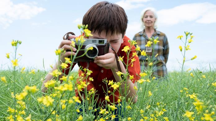 Tales from the Loop Oscar fotografa i fiori gialli insieme alla nonna