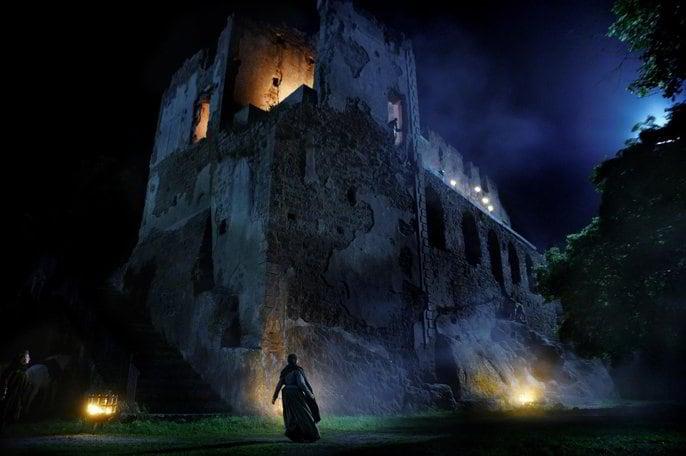 Lo show avrà tinte cupe Una buia immagine degli esterni della serie