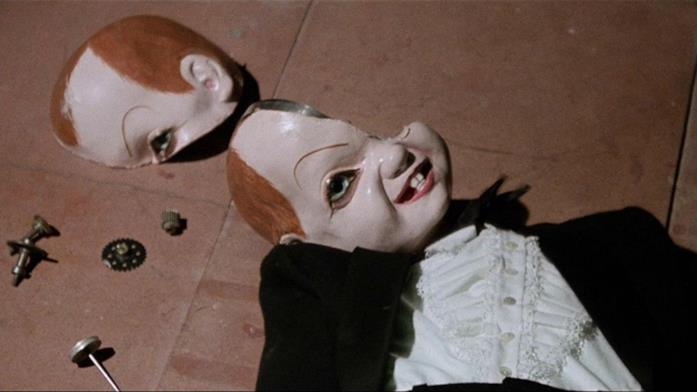 Profondo rosso, di Dario Argento (1975) Una bambola dal ghigno malefico e il cranio spaccato
