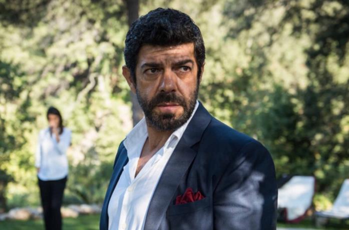 Favino in una scena di A casa tutti bene