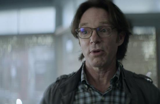 Gil confessa a Love di essere contro i vaccini Gil nel quarto episodio di You 3