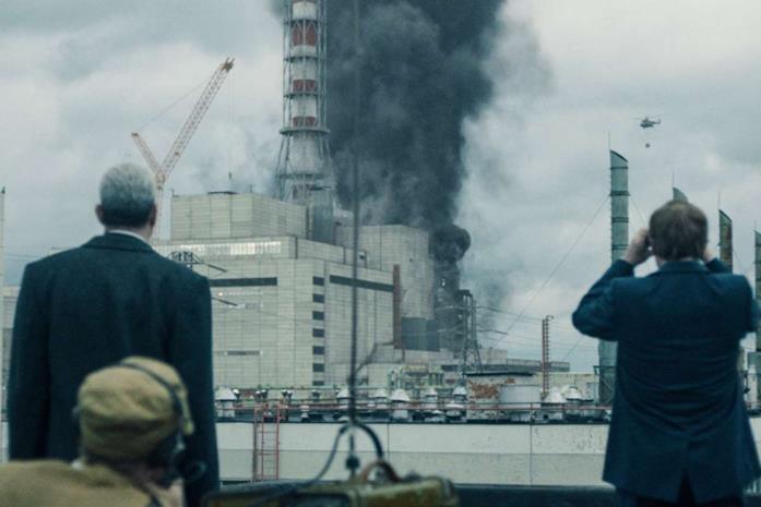 Dov'è stata girata Chernobyl? Ecco le location della serie TV Una foto di Stellan Skarsgård e Jared Harris di spalle mentre la centrale esplode in una scena della serie TV Chernobyl