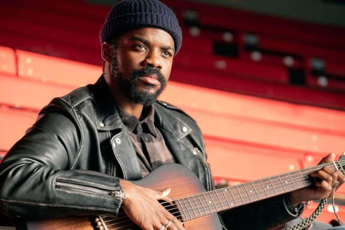 Larry (Jovan Adepo) Larry suona la propria chitarra in uno stadio vuoto