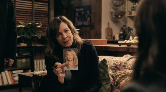 La ragazza del treno - sergente Riley Allison Janney ne La ragazza del treno