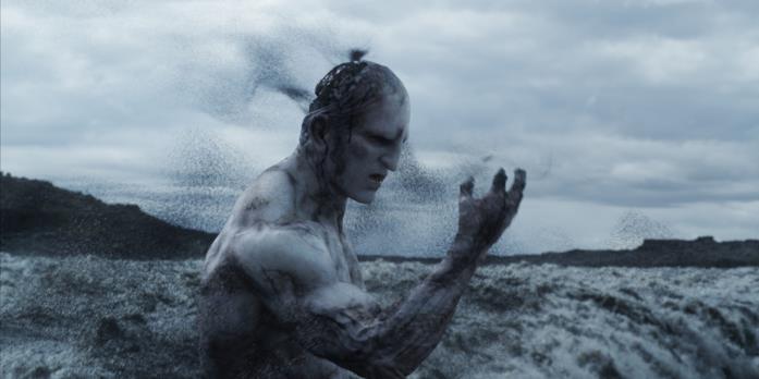 Uno degli Ingegneri che si sacrifica all'inizio di Prometheus Uno degli Ingegneri si dissolve per creare la vita sula Terra