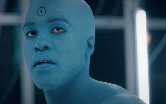 Un primo piano di Dr. Manhattan/Jon Osterman