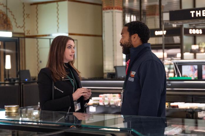 Anne Hathaway e Chiwetel Ejiofor in una scena di Locked Down Anne Hathaway e Chiwetel Ejiofor in Locked Down