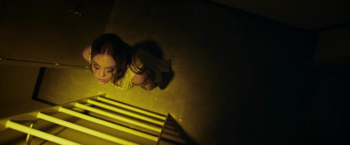 Notturno - Juliet sale la scala Juliet è guidata dalla luce dorata