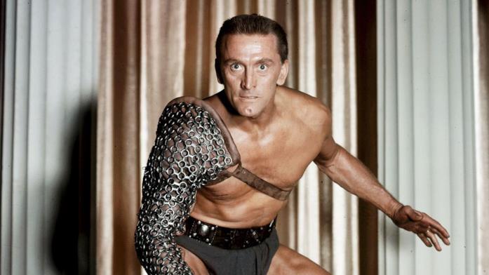 Kirk Douglas, tra i ruoli più iconici dell'attore c'è anche Spartaco Kirk Douglas sul set di Spartacus