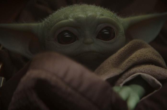 Il Bambino in una scena della serie The Mandalorian