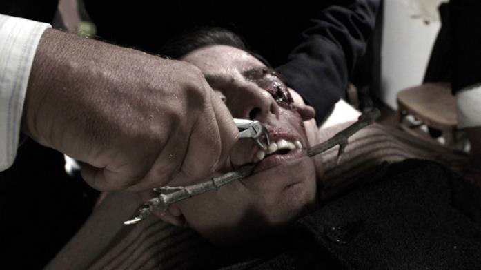 Per chi non ha capito Il signor Diavolo: la spiegazione del film La scena in cui vengono tolti i denti a Emilio nel film Il signor Diavolo