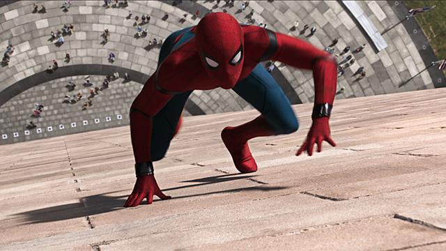 Tom Holland si arrampica sui muri in una scena di Spider-Man: Homecoming