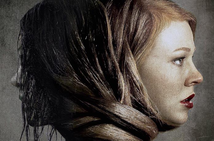 Sarah Snook nel ruolo di Jessie si rilassa in una vasca ignara di una presenza sovrannaturale vicina