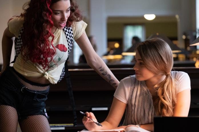 Una scena di After Tessa studia in biblioteca