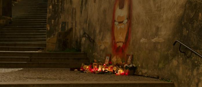 Tributo ad Iron Man Il murales di Iron Man con delle candele accese